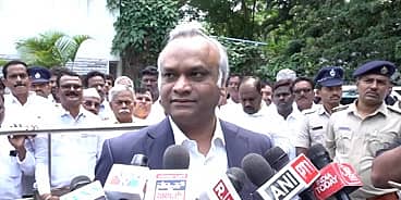 HD ಕುಮಾರಸ್ವಾಮಿ ರಾಜಕೀಯ ಗಿಮಿಕ್ ಮಾಡುತ್ತಿದ್ದಾರೆ, ನೀತಿ ನಿರ್ಧಾರಗಳ ಕುರಿತು ಬೀದಿಯಲ್ಲಿ ಚರ್ಚೆ ನಡೆಸಬೇಕೇ?: ಪ್ರಿಯಾಂಕ್ ಖರ್ಗೆ; Video