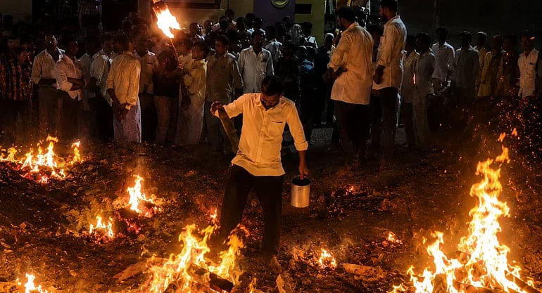 ಬಳ್ಳಾರಿ: ಮೊಹರಂ ಆಚರಣೆ ವೇಳೆ ಅಗ್ನಿಕುಂಡಕ್ಕೆ ಬಿದ್ದು ವ್ಯಕ್ತಿ ಸಾವು, Video