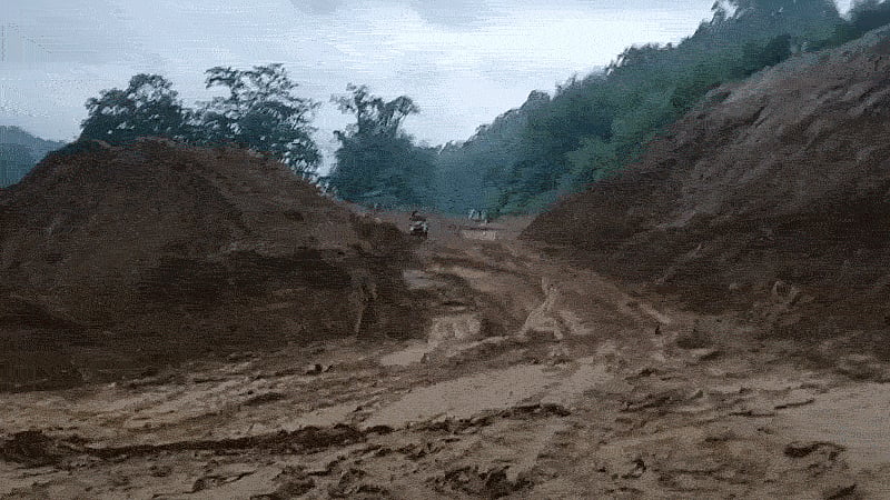 Arunachal Pradesh: ಭೀಕರ ಗುಡ್ಡ ಕುಸಿತ; ಬೈಕರ್ ಸಮೇತ ಹೊತ್ತೊಯ್ದ ಮಣ್ಣು, ಬದುಕಿದ್ದೇ ಪವಾಡ; Video Viral