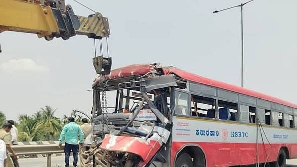 ಚಾಮರಾಜನಗರ: ಟೈಯರ್ ಸ್ಫೋಟಗೊಂಡು ಪಲ್ಟಿ; ಸ್ಥಳದಲ್ಲೇ ಇಬ್ಬರು ಸಾವು, 50 ಮಂದಿಗೆ ಗಾಯ