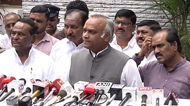 'ನಮ್ಮನ್ನು ಹೆದರಿಸಿ, ಬಾಯಿಮುಚ್ಚಿಸಲು ಸಮನ್ಸ್ ನೀಡಲಾಗಿದೆ, ದೇವರ ಹೆಸರಿನಲ್ಲಿ ಮೋದಿ ಸರ್ಕಾರ ನಂಬಿಕೆಗೆ ದ್ರೋಹ ಮಾಡಿದೆ': ಪ್ರಿಯಾಂಕ್ ಖರ್ಗೆ; Video