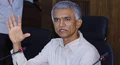 'ನಾನೇನು ಕಿವಿ ಮೇಲೆ ದಾಸವಾಳ ಹೂ ಇಟ್ಕಂಡು ಕೂತಿದಿನಾ?': ಸಭೆಗೆ ಬರಿಗೈಲಿ ಬಂದ ಅಧಿಕಾರಿಗೆ ಕೃಷ್ಣ ಬೈರೇಗೌಡ ತರಾಟೆ; Video