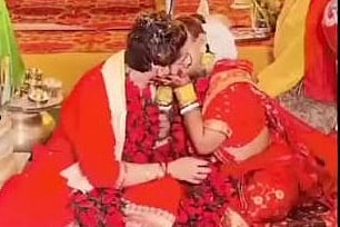 ಮದುವೆ ಮಂಟಪದಲ್ಲಿ ಚುಂಬಿಸಿಕೊಂಡ ವಧು-ವರ: ಸೋಷಿಯಲ್ ಮೀಡಿಯಾದಲ್ಲಿ ನೆಟ್ಟಿಗರಿಂದ ತರಹೇವಾರಿ ಕಮೆಂಟ್; Viral Video