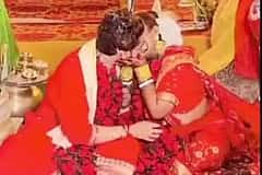 ಮದುವೆ ಮಂಟಪದಲ್ಲಿ ಚುಂಬಿಸಿಕೊಂಡ ವಧು-ವರ: ಸೋಷಿಯಲ್ ಮೀಡಿಯಾದಲ್ಲಿ ನೆಟ್ಟಿಗರಿಂದ ತರಹೇವಾರಿ ಕಮೆಂಟ್; Viral Video