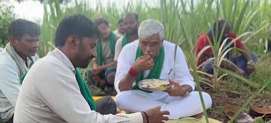 ಹಸಿರು ಕಬ್ಬು-ಜೋಳ ಬೆಳೆದ ಗದ್ದೆಯಲ್ಲಿ ಸುತ್ತಾಡಿ ಖಡಕ್ ರೊಟ್ಟಿ-ಪಲ್ಯ ಸವಿದ ಕೇಂದ್ರ ಸಚಿವ ಶೇಖಾವತ್: Video
