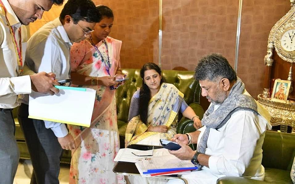 'ಮತದಾನ ಹಕ್ಕು ಕಳೆದುಕೊಂಡರೆ ಸರ್ಕಾರಿ ಸೌಲಭ್ಯಗಳೂ ಕೈತಪ್ಪಬಹುದು': ಕರ್ನಾಟಕದಲ್ಲಿ ಸಿಎಂ ಮನೆಯಿಂದ SIR ಆರಂಭ; Video
