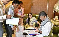 'ಮತದಾನ ಹಕ್ಕು ಕಳೆದುಕೊಂಡರೆ ಸರ್ಕಾರಿ ಸೌಲಭ್ಯಗಳೂ ಕೈತಪ್ಪಬಹುದು': ಕರ್ನಾಟಕದಲ್ಲಿ ಸಿಎಂ ಮನೆಯಿಂದ SIR ಆರಂಭ; Video