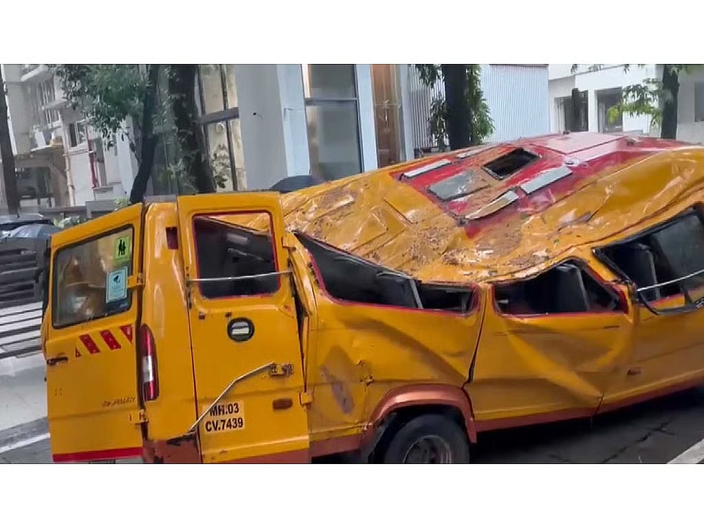Video ಮುಂಬೈನಲ್ಲಿ ಭಾರೀ ಮಳೆ: ಶಾಲಾ ಬಸ್ ಮೇಲೆ ಬಿದ್ದ ಬೃಹತ್ ಮರ; ಓರ್ವ ವಿದ್ಯಾರ್ಥಿ ಸಾವು, 10 ಮಂದಿಗೆ ಗಾಯ