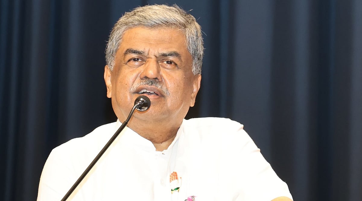 'ಕಾಂಗ್ರೆಸ್ ಪಕ್ಷದ ಸ್ವತಂತ್ರ ಪೂರ್ವ ಹೋರಾಟದ 25 % ಕಲಿತುಕೊಂಡ್ರೆ ಖಾಕಿ ಚಡ್ಡಿ, ಕರಿ ಟೋಪಿ, ಕೈಯಲ್ಲಿ ದೊಣ್ಣೆ ಹಿಡ್ಕೊಂಡೋರು ಊರು ಬಿಟ್ಟು ಓಡಿ ಹೋಗ್ತಾರೆ': ಬಿ ಕೆ ಹರಿಪ್ರಸಾದ್