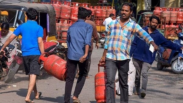 ವಾಣಿಜ್ಯ LPG ಸಿಲಿಂಡರ್ ದರದಲ್ಲಿ ಭಾರೀ ಇಳಿಕೆ; ಇಂದಿನಿಂದ ಹೊಸ ದರ ಜಾರಿ, ಬೆಂಗಳೂರಿನಲ್ಲಿ ಇಂದಿನ ರೇಟ್ ಎಷ್ಟು..?
