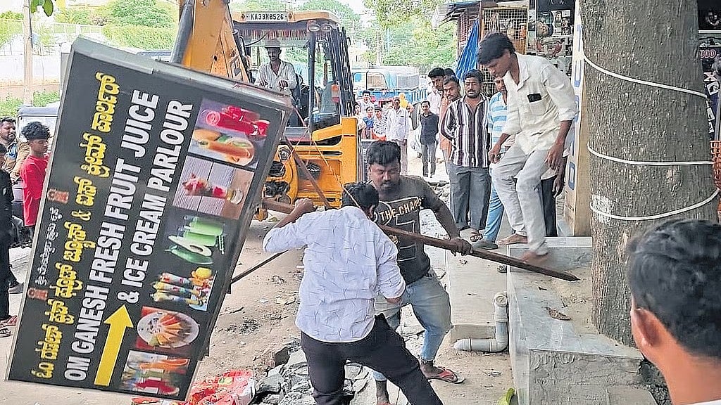 ನಗರದ ಶೇ.20ರಷ್ಟು ಪ್ರಮುಖ ರಸ್ತೆಗಳಲ್ಲಷ್ಟೇ ಫುಟ್ಪಾತ್ ತೆರವು: ಉಳಿದ ಶೇ.80ರಷ್ಟು ರಸ್ತೆಗಳಲ್ಲಿ ಬೀದಿ ವ್ಯಾಪಾರಕ್ಕೆ ಅವಕಾಶ; ರಾಜ್ಯ ಸರ್ಕಾರ