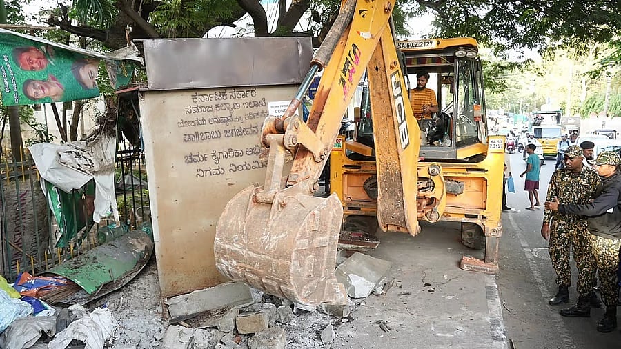 ಬೆಂಗಳೂರಲ್ಲಿ 'ಸೇಫ್ ಫುಟ್ಪಾತ್' ಅಭಿಯಾನ: 4 ದಿನಗಳಲ್ಲಿ 202 ಕಿ.ಮೀ ಪಾದಚಾರಿ ಮಾರ್ಗಗಳ ಒತ್ತುವರಿ ತೆರವು; Video