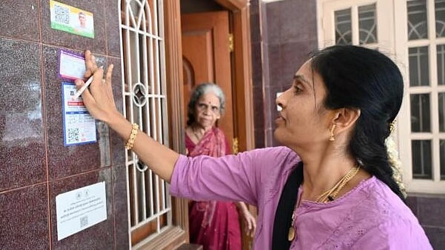 Karnataka SIR: ಸರ್ಕಾರ ವಿರುದ್ಧ ಪ್ರತಿಪಕ್ಷಗಳ ಅಕ್ರಮ ಆರೋಪ; ಮನೆಮನೆಗೆ ತೆರಳಿ ಪರಿಶೀಲನೆಗೆ CEO ಆದೇಶ