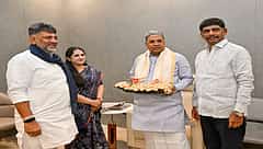 ಕುಟುಂಬ ಸಮೇತ ಸಿದ್ದರಾಮಯ್ಯ ಭೇಟಿ ಮಾಡಿದ ಸಿಎಂ ಡಿ.ಕೆ ಶಿವಕುಮಾರ್: ಸಚಿವ ಸಂಪುಟ ವಿಸ್ತರಣೆ ಬಗ್ಗೆ ಚರ್ಚೆ; ಜುಲೈ 8ಕ್ಕೆ ದೆಹಲಿಗೆ ಪ್ರಯಾಣ!