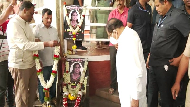 ಮೃತ ಭುವನಾ ಕುಟುಂಬಕ್ಕೆ 1 ಕೋಟಿ ವಿಮೆ, ಒಬ್ಬರಿಗೆ ಸರ್ಕಾರಿ ಕೆಲಸ: DCM ಭರವಸೆ ಬೆನ್ನಲ್ಲೇ ಪ್ರತಿಭಟನೆ ವಾಪಸ್!