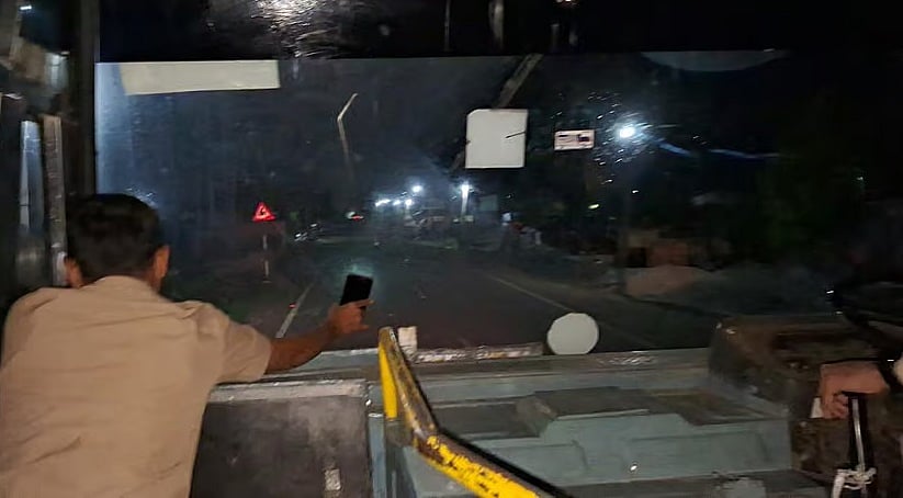 ಕಲಬುರಗಿ: ಮೊಬೈಲ್ ಟಾರ್ಚ್ ಬೆಳಕಲ್ಲಿ ಬಸ್ ಚಲಾಯಿಸಿದ ಚಾಲಕ, ಪ್ರಯಾಣಿಕರಿಂದ ತೀವ್ರ ಟೀಕೆ, ಆಕ್ರೋಶ-Viral Video