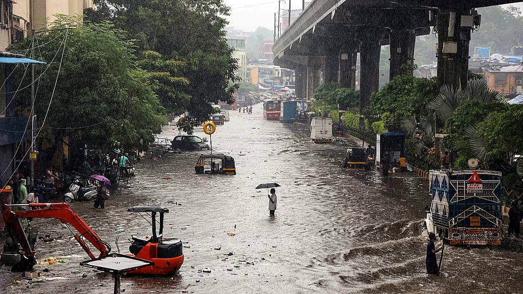 ಮುಂಗಾರು ಅಬ್ಬರ: ಮುಂಬೈ, ಥಾಣೆ, ರಾಯಗಡಕ್ಕೆ IMD ರೆಡ್ ಅಲರ್ಟ್; ಕನಿಷ್ಠ 13 ಮಂದಿ ಸಾವು, ಸರ್ಕಾರಿ ನೌಕರರಿಗೆ ಅರ್ಧ ದಿನ ರಜೆ! Video
