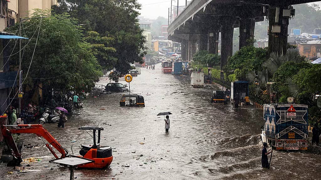 ಮುಂಗಾರು ಅಬ್ಬರ: ಮುಂಬೈ, ಥಾಣೆ, ರಾಯಗಡಕ್ಕೆ IMD ರೆಡ್ ಅಲರ್ಟ್; ಕನಿಷ್ಠ 13 ಮಂದಿ ಸಾವು, ಸರ್ಕಾರಿ ನೌಕರರಿಗೆ ಅರ್ಧ ದಿನ ರಜೆ! Video