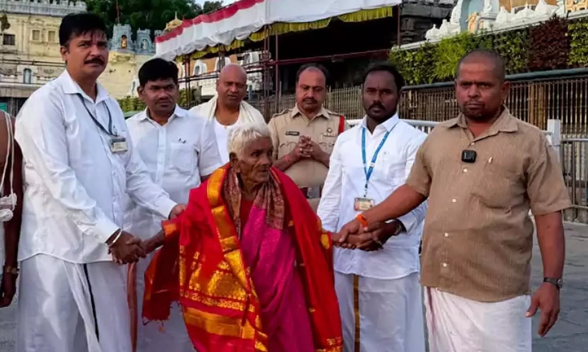 Video: ಕಾಲ್ನಡಿಗೆಯಲ್ಲಿ ತಿರುಮಲಕ್ಕೆ ಬಂದ ಕರ್ನಾಟಕದ 116 ವರ್ಷದ ಭಕ್ತೆಗೆ TTD ವಿಐಪಿ ದರ್ಶನ