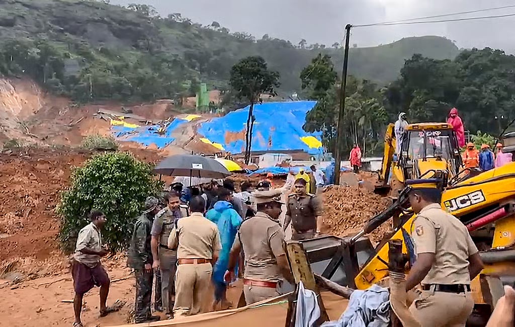 ವಯನಾಡು ಭೂಕುಸಿತ 'ಮಾನವ ನಿರ್ಮಿತ'; ಮಣ್ಣು ತೆರವುಗೊಳಿಸಲು ಗುತ್ತಿಗೆದಾರರಿಗೆ ಸರ್ಕಾರ ಸೂಚಿಸಿದ್ರೂ ನಿರ್ಲಕ್ಷ್ಯ!