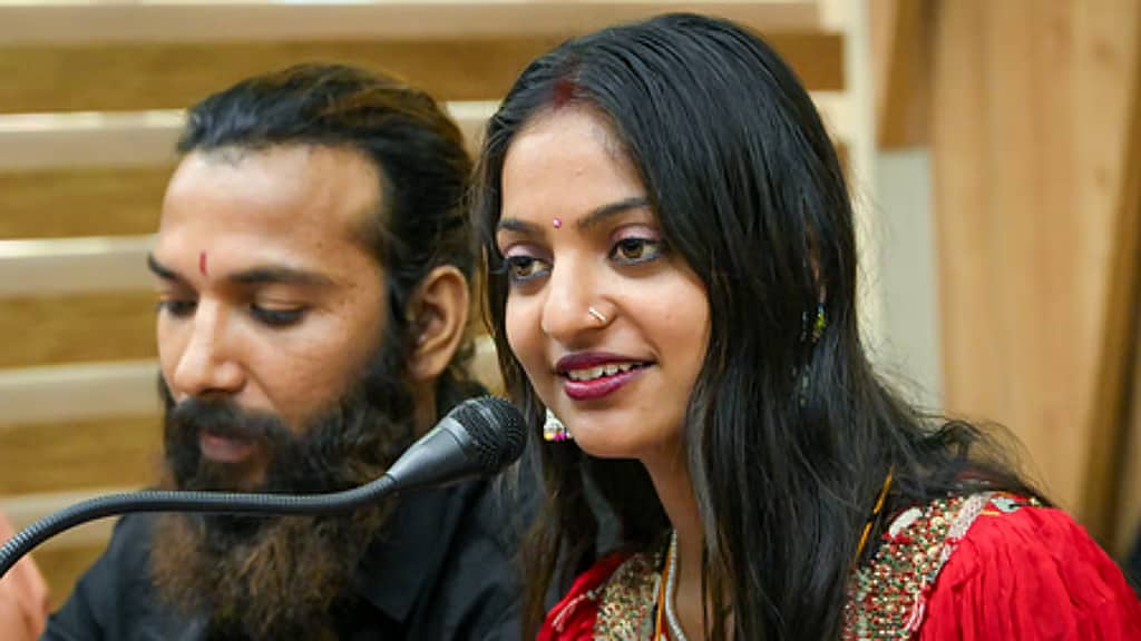 Kumbh Mela viral girl ಮೊನಾಲಿಸಾ 'ನಾಪತ್ತೆ': ಪೊಲೀಸ್ ರಕ್ಷಣೆ ಹಿಂಪಡೆದ ಕೇರಳ ಹೈಕೋರ್ಟ್