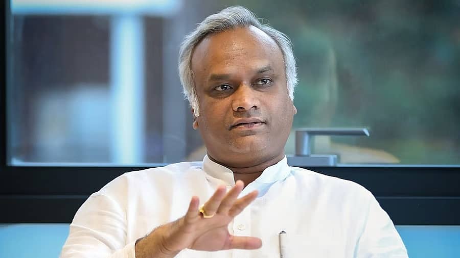 ಅಗ್ನಿಶಾಮಕ, ತುರ್ತು ಸೇವೆಗಳ ಆಧುನೀಕರಣಕ್ಕೆ ಸಮಗ್ರ ಯೋಜನೆ ರೂಪಿಸಿ: ಅಧಿಕಾರಿಗಳಿಗೆ ಪ್ರಿಯಾಂಕ್ ಖರ್ಗೆ ಸೂಚನೆ