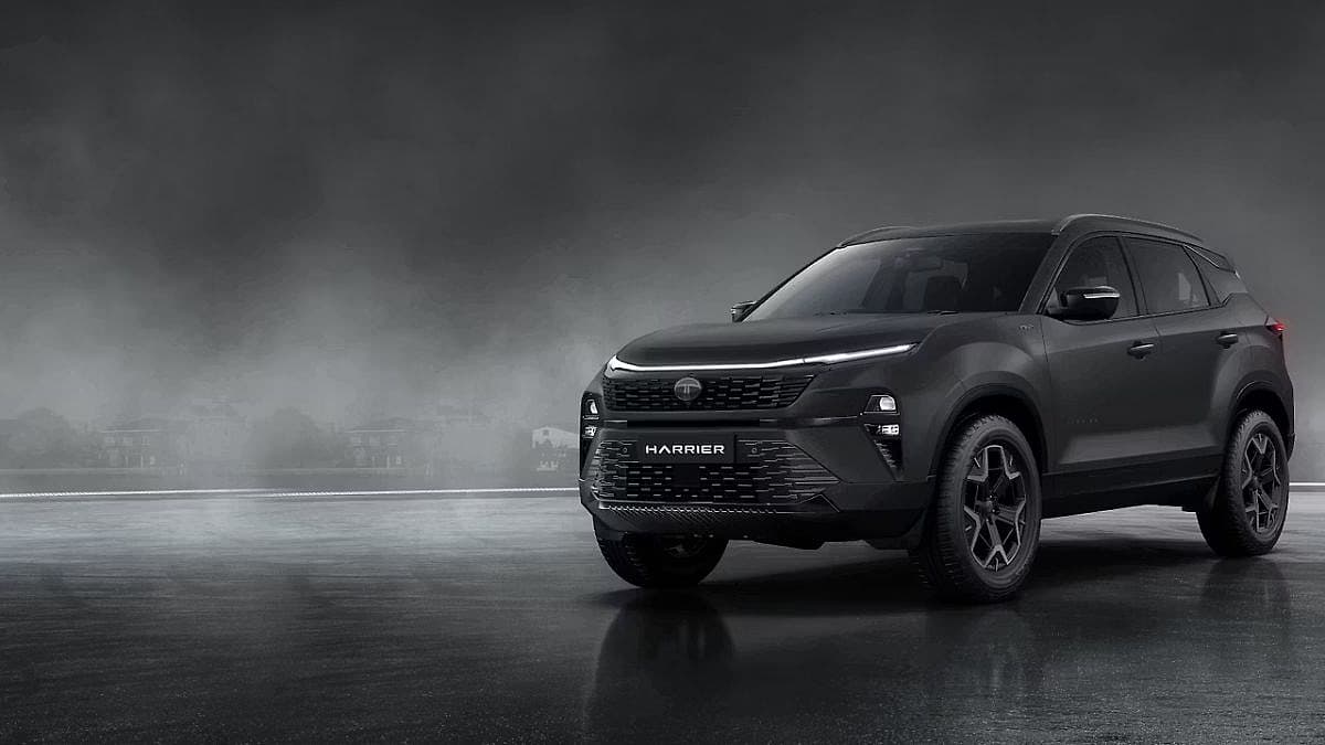 Tata Motors Stealth Edition: ಭಾರತೀಯ ಕಾರು ಮಾರುಕಟ್ಟೆಗೆ ಟಾಟಾ ಮೋಟಾರ್ಸ್ ಮತ್ತೊಂದು ಹೊಸ ಕಾರನ್ನು ಪರಿಚಯಿಸಿದೆ. ಆದರೆ ಈ ಬಾರಿ ಇದರ ವಿಶೇಷತೆ ಏನೆಂದರೆ ಈ ಕಾರನ್ನು ಕೇವಲ 2,700 ಜನರು ಮಾತ್ರ ಖರೀದಿಸಲು ಸಾಧ್ಯ. ಇದು ಲಿಮಿಟೆಡ್ ಎಡಿಷನ್ ಕಾರು ಆಗಿದ್ದು ಕಲೆಕ್ಟರ್ ಗಳಿಗೆ ಮತ್ತು ಟಾಟಾ ಪ್ರಿಯರಿಗೆ ಒಂದು ದೊಡ್ಡ ಅವಕಾಶವಾಗಿದೆ. ಆ ಕುರಿತ ವರದಿ ಇಲ್ಲಿದೆ.