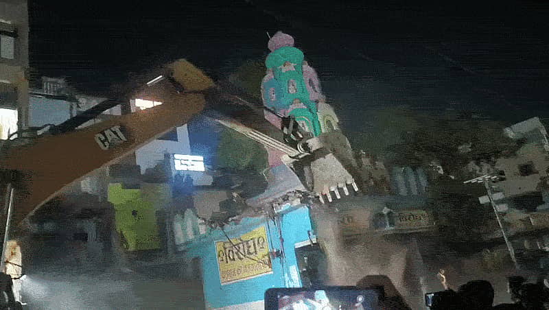 ರಸ್ತೆ ವಿಸ್ತರಣೆ ಕಾಮಗಾರಿ ವೇಳೆ ದುರಂತ: ಕಾಳಿ ಮಾತೆ ದೇಗುಲ ಗೋಪುರ ಕುಸಿದು ಪಿಡಬ್ಲ್ಯುಡಿ ಸಿಬ್ಬಂದಿ ಸಾವು, Video