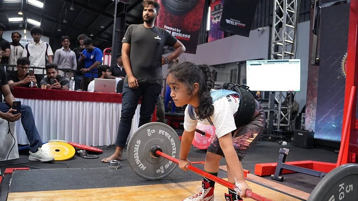Weight... What!: 2, 6 ವರ್ಷದ ಪುಟಾಣಿ ಸಹೋದರಿಯರಿಂದ ಪವರ್ಲಿಫ್ಟಿಂಗ್ನಲ್ಲಿ ಹೊಸ ದಾಖಲೆ!