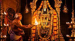 ತಿರುಪತಿ ತಿಮ್ಮಪ್ಪನಿಗೆ ಮೊದಲ ಆರತಿ ಕರ್ನಾಟಕದ ಹೆಸರಿನಲ್ಲೇ ನಡೆಯುವುದೇಕೆ? ಈ ವಿಶೇಷ ಗೌರವ ಸಿಕ್ಕಿದ್ದು ಹೇಗೆ? ಬಹುತೇಕರಿಗೆ ಗೊತ್ತಿಲ್ಲದ ಇತಿಹಾಸ ಇಲ್ಲಿದೆ...