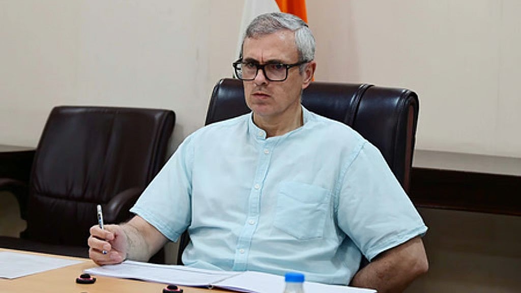 ನ್ಯಾಷನಲ್ ಕಾನ್ಫರೆನ್ಸ್ ಶಾಸಕರ ಖರೀದಿ ಆರೋಪ: CM ಒಮರ್ ಅಬ್ದುಲ್ಲಾಗೆ ಬಿಗ್ ಶಾಕ್; 100 ಕೋಟಿ ರೂ ಮಾನನಷ್ಟ ನೋಟಿಸ್!