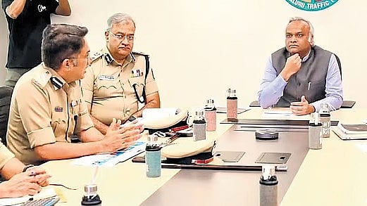 Bengaluru traffic ನಿಯಂತ್ರಣಕ್ಕೆ ತಂತ್ರಜ್ಞಾನಕ್ಕೆ ಆದ್ಯತೆ ನೀಡಿ; ಸಂಚಾರ ಪೊಲೀಸರಿಗೆ ಸಚಿವ ಪ್ರಿಯಾಂಕ್ ಖರ್ಗೆ ಸೂಚನೆ