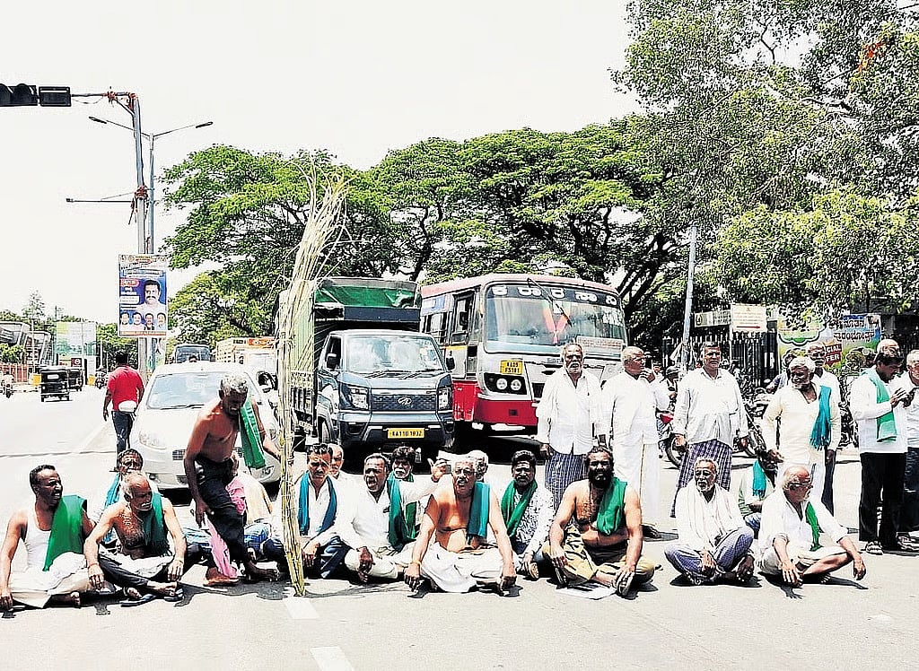 KRS ನೀರು ಬಿಡುಗಡೆ ವಿಳಂಬ: ಮಂಡ್ಯದಲ್ಲಿ ತೀವ್ರಗೊಂಡ ರೈತರ ಪ್ರತಿಭಟನೆ