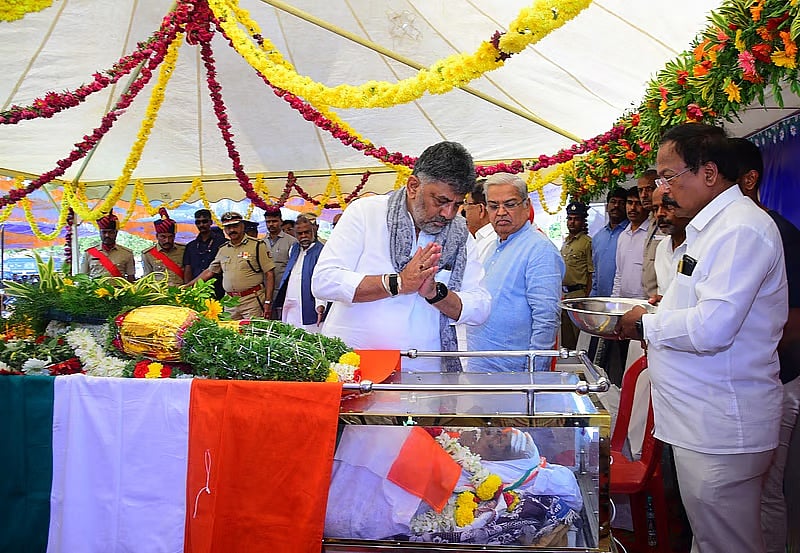 ಚಿತ್ರದುರ್ಗ: ಸಕಲ ಸರ್ಕಾರಿ ಗೌರವಗಳೊಂದಿಗೆ ಮಾಜಿ ಸಂಸದ ಹೆಚ್ ಹನುಮಂತಪ್ಪ ಅಂತ್ಯಕ್ರಿಯೆ; ಸಿಎಂ-ಡಿಸಿಎಂ ಭಾಗಿ; Video