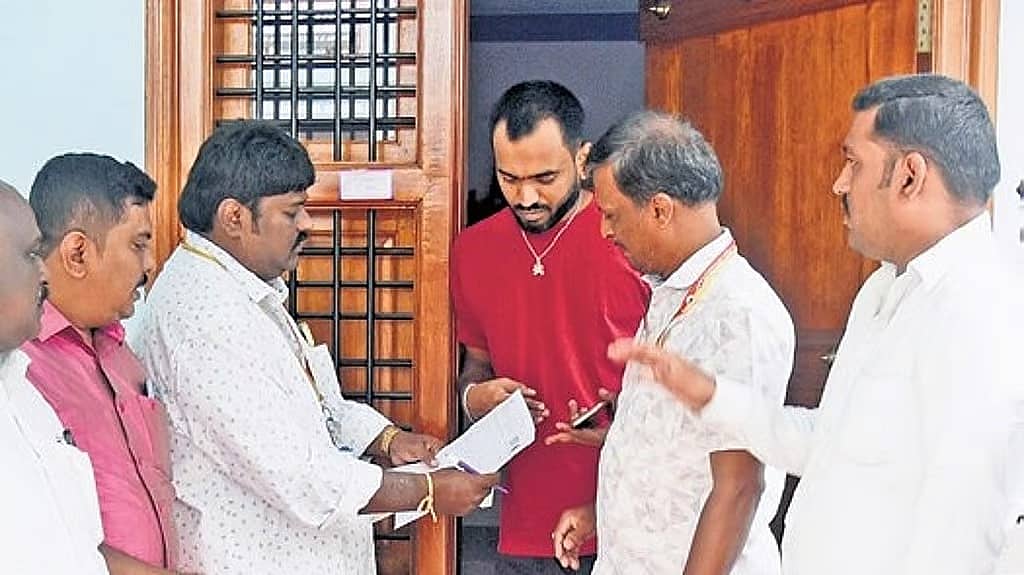 ಮತದಾರರ ಪಟ್ಟಿ ಪರಿಷ್ಕರಣೆ: ಅರ್ಜಿ ಭರ್ತಿ ಸಹಾಯಕ್ಕಾಗಿ ಮತದಾರರ ನೆರವು ಕೇಂದ್ರಗಳತ್ತ ಜನಸಾಗರ!
