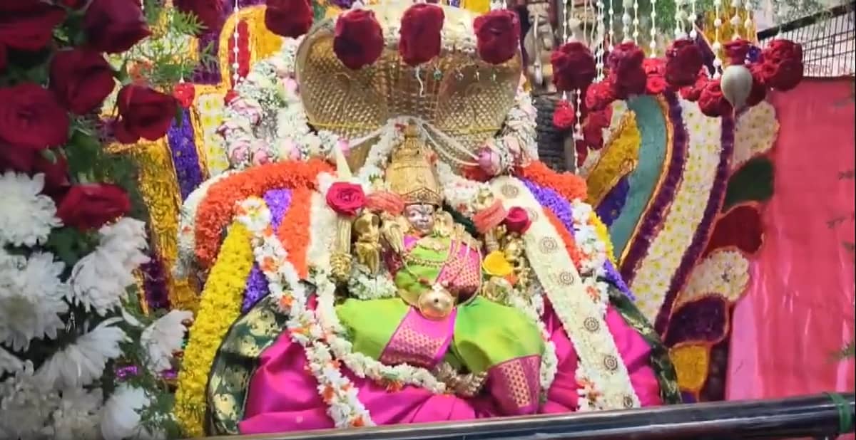Mysuru Chamundi Hills: ಮೊದಲ ಆಷಾಢ ಶುಕ್ರವಾರ; ಹಸಿರು ಸೀರೆಯಲ್ಲಿ ಕಂಗೊಳಿಸಿದ ಚಾಮುಂಡಿ; Video