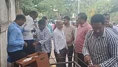 ಲಂಚಕ್ಕಾಗಿ APP ವಿಚಿತ್ರ ಬೇಡಿಕೆ: ಶೂ, ಚಪ್ಪಲಿ, 9 ಸೀರೆ, 10 ಸಾವಿರ ಕ್ಯಾಶ್ ಪಡೆಯುವಾಗ ಲೋಕಾಯುಕ್ತ ಬಲೆಗೆ ಬಿದ್ದ ಅಧಿಕಾರಿ! Video