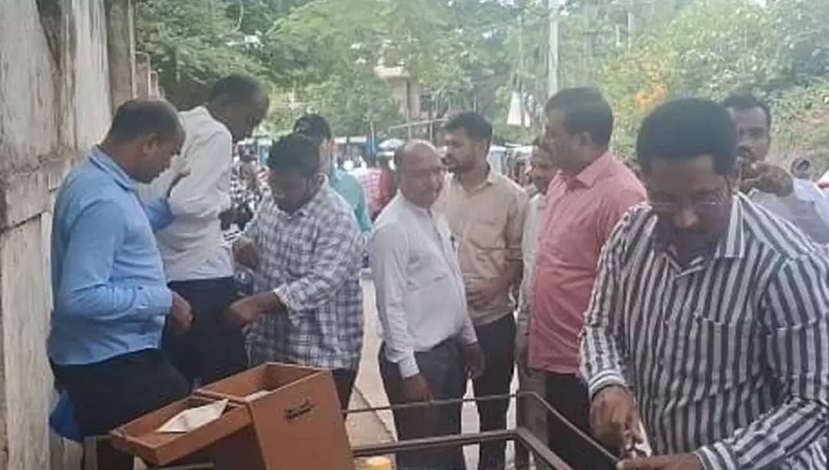 ಲಂಚಕ್ಕಾಗಿ APP ವಿಚಿತ್ರ ಬೇಡಿಕೆ: ಶೂ, ಚಪ್ಪಲಿ, 9 ಸೀರೆ, 10 ಸಾವಿರ ಕ್ಯಾಶ್ ಪಡೆಯುವಾಗ ಲೋಕಾಯುಕ್ತ ಬಲೆಗೆ ಬಿದ್ದ ಅಧಿಕಾರಿ! Video