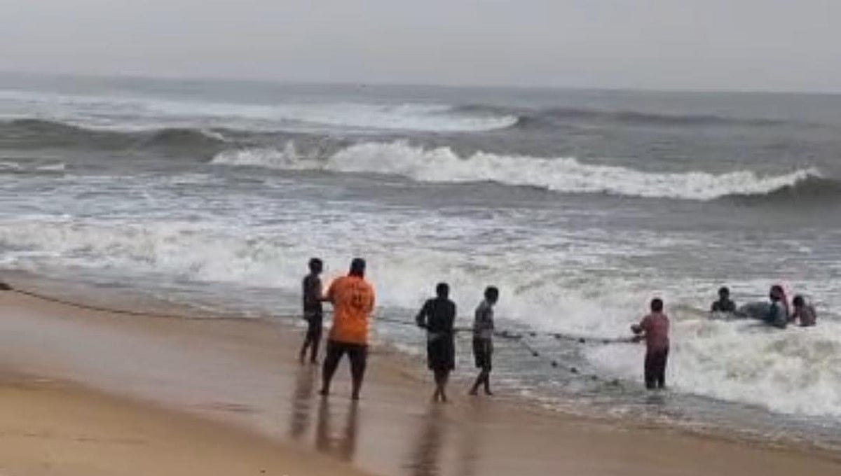 ಸುರತ್ಕಲ್: ಅಲೆಗಳ ಹೊಡೆತಕ್ಕೆ ಮೀನುಗಾರಿಕಾ ದೋಣಿ ಪಲ್ಟಿ; ಕೂದಲೆಳೆ ಅಂತರದಲ್ಲಿ 6 ಮೀನುಗಾರರ ರಕ್ಷಣೆ; Video