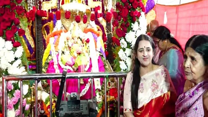 ಮೈಸೂರು ಚಾಮುಂಡಿ ಬೆಟ್ಟಕ್ಕೆ ಆಗಮಿಸಿ ಹರಕೆ ತೀರಿಸಿದ CM ಡಿ.ಕೆ ಶಿವಕುಮಾರ್ ಪತ್ನಿ