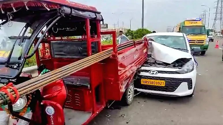 ಭೀಕರ ಅಪಘಾತ: ಇ-ರಿಕ್ಷಾಗೆ ಹೇರಲಾಗಿದ್ದ ಕಬ್ಬಿಣದ ಸರಳುಗಳು ಚುಚ್ಚಿ ಕ್ಯಾಬ್ ಚಾಲಕ ದಾರುಣ ಸಾವು! Video