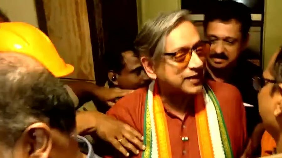 ಕೇರಳ: ಹೋಟೆಲ್ ಲಿಫ್ಟ್ ನಲ್ಲಿ ಸಿಲುಕಿಕೊಂಡ ಕಾಂಗ್ರೆಸ್ ನಾಯಕ ಶಶಿ ತರೂರ್! ಮುಂದೇನಾಯ್ತು? Video