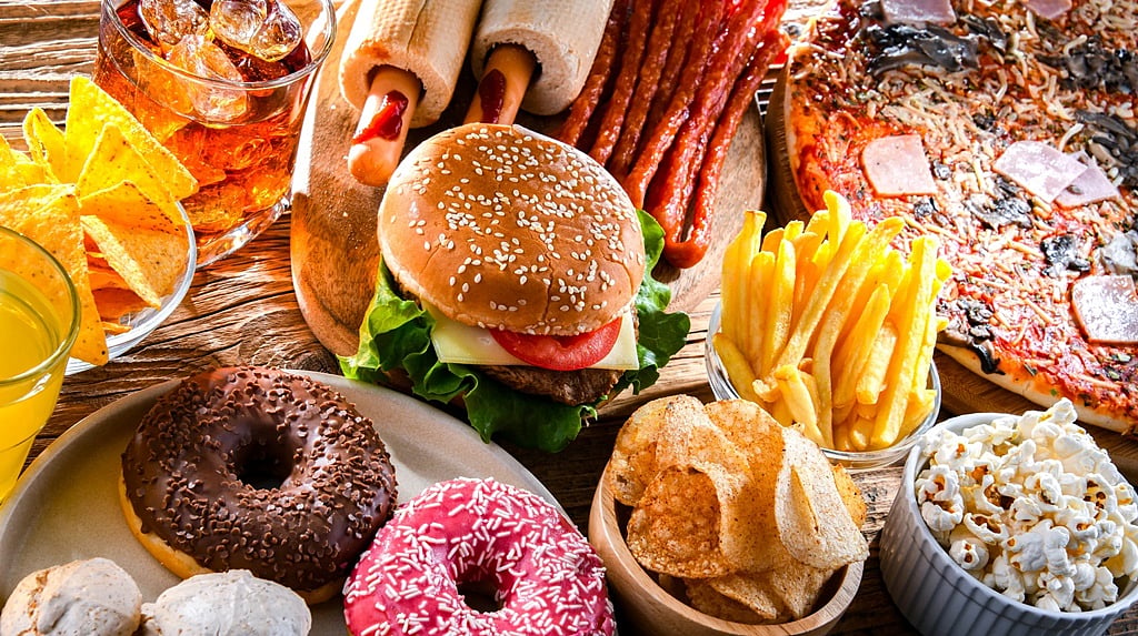 Junk foodಗೆ ರಾಜ್ಯ ಸರ್ಕಾರ ಕಡಿವಾಣ: ಶಾಲೆ-ಆಸ್ಪತ್ರೆಗಳಲ್ಲಿ ಮಾರಾಟ ನಿಷೇಧಕ್ಕೆ ಮುಂದು..!