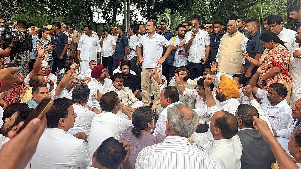 Delhi protest crackdown: ಪ್ರಧಾನಿ ಮೋದಿ ನಿವಾಸದ ಹೊರಗೆ ಪ್ರತಿಭಟನೆ ನಿಲ್ಲಿಸಲು ರಾಹುಲ್ ನಕಾರ; ಕಾಂಗ್ರೆಸ್ ನ ಆರು ಬೇಡಿಕೆಗಳೇನು?