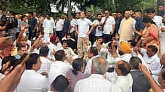 Delhi protest crackdown: ಪ್ರಧಾನಿ ಮೋದಿ ನಿವಾಸದ ಹೊರಗೆ ಪ್ರತಿಭಟನೆ ನಿಲ್ಲಿಸಲು ರಾಹುಲ್ ನಕಾರ; ಕಾಂಗ್ರೆಸ್ ನ ಆರು ಬೇಡಿಕೆಗಳೇನು?