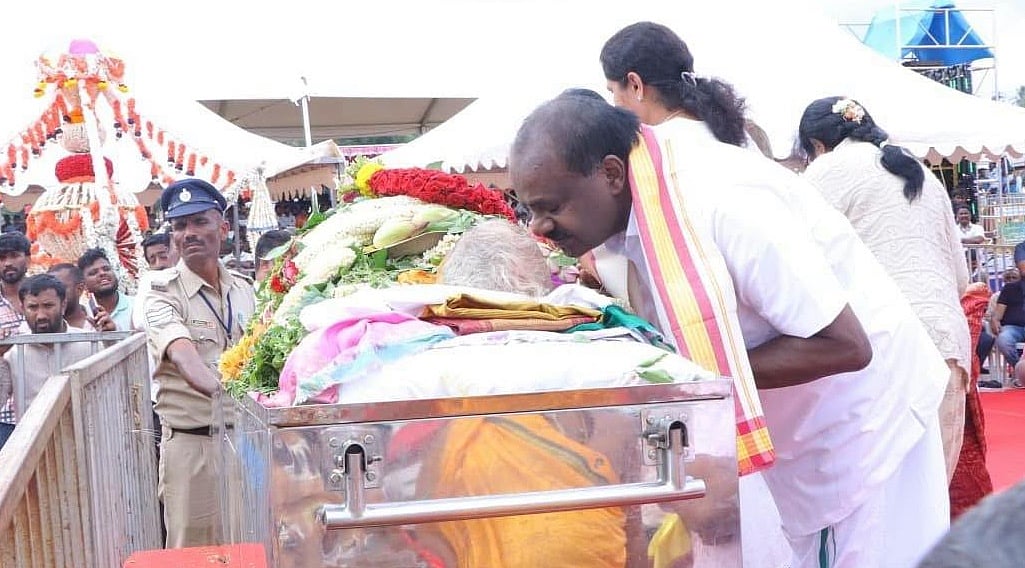 'ಅಮ್ಮ.. ನಿನ್ನ ಮೇಲಾಣೆ.. ತಪ್ಪು ಮಾಡಿರಬಹುದು, ಇನ್ನು ಮುಂದೆ ನಿನ್ನ ಹಾದಿಯಲ್ಲೇ ಬದುಕುತ್ತೇನೆ': ತಾಯಿ ಅಂತ್ಯಸಂಸ್ಕಾರ ನಂತರ HDK ಸಂಕಲ್ಪ