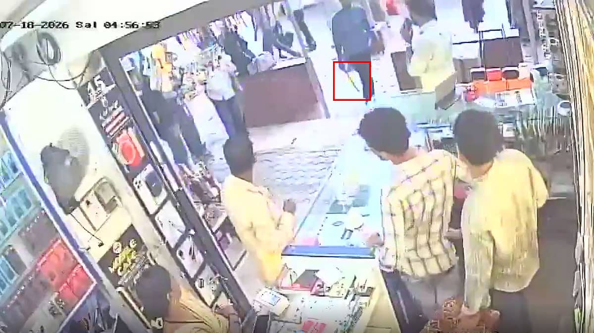 Video: ಮಚ್ಚು ಹಿಡಿದು ಹುಚ್ಚಾಟ: ಆತಂಕ ಮೂಡಿಸಿದ್ದ ಆಗಂತುಕನ ಹೆಡೆಮುರಿ ಕಟ್ಟಿದ ಸ್ಥಳೀಯರು