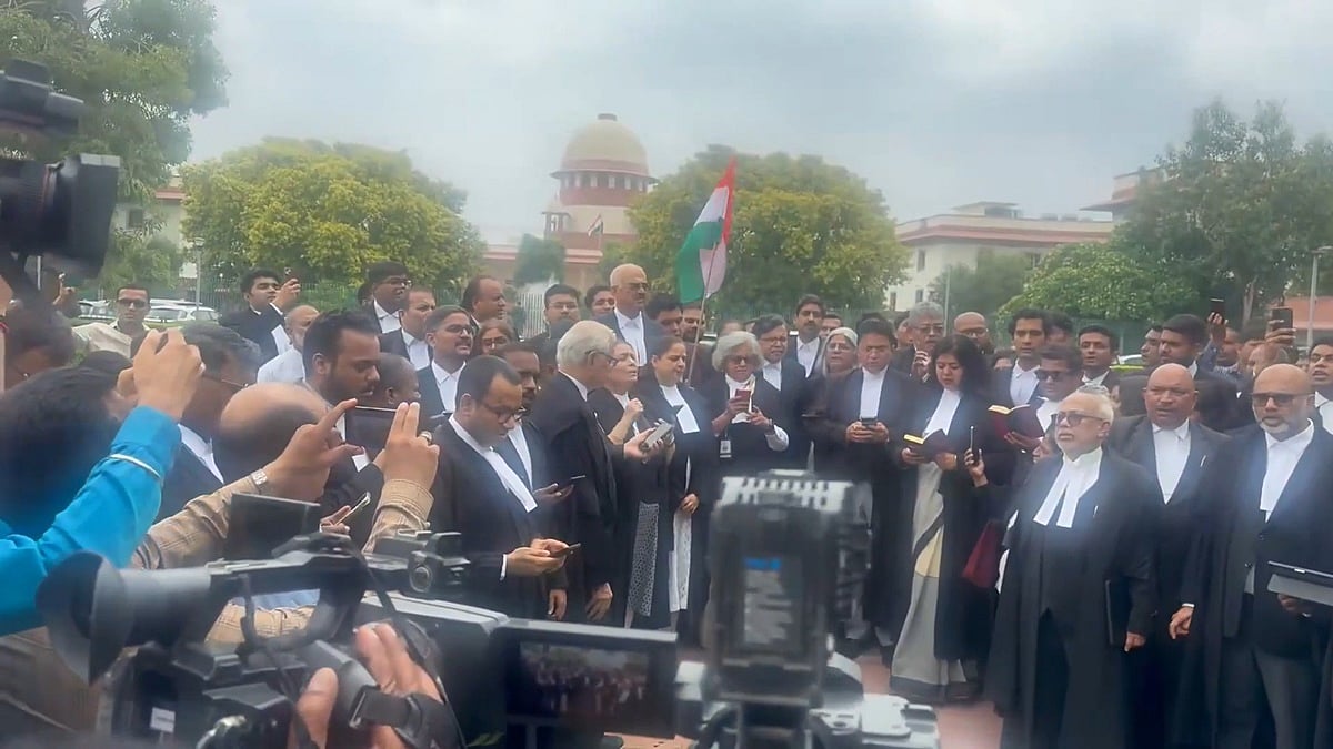 'ಪ್ರಜಾಪ್ರಭುತ್ವ ಉಳಿಸಿ': CJP Protest ಬೆಂಬಲಿಸಿ ಸಂವಿಧಾನದ ಪ್ರಸ್ತಾವನೆ ಓದಿದ ಸುಪ್ರೀಂ ಕೋರ್ಟ್ ವಕೀಲರು! Video
