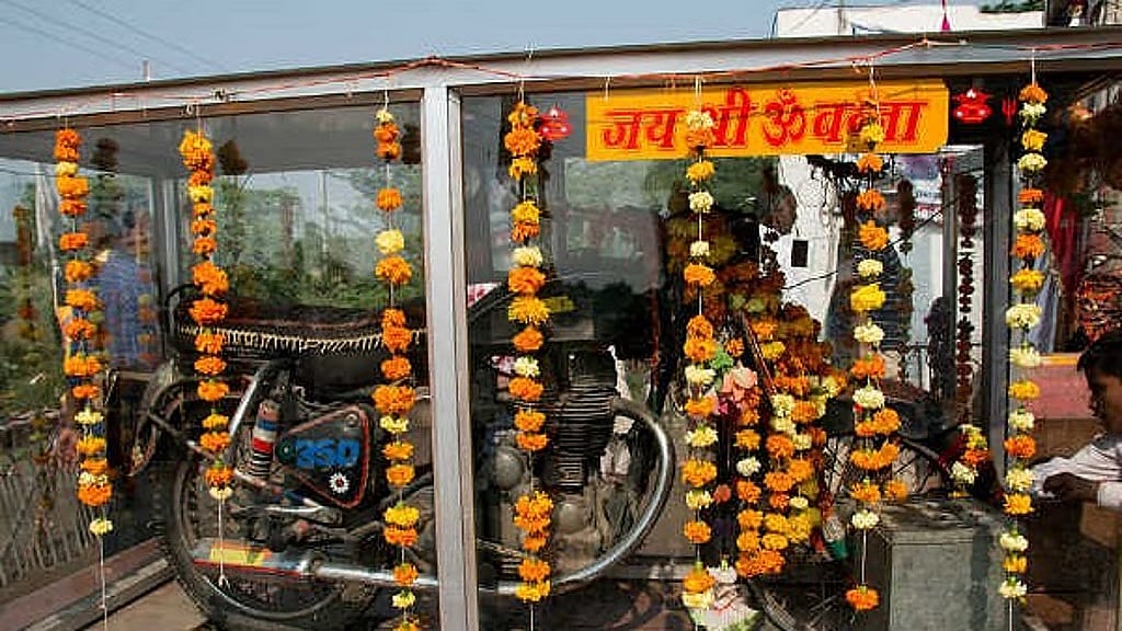 Royal Enfield Bullet ಬೈಕ್'ಗೆ ಪೂಜೆ, ಮದ್ಯದ ಬಾಟಲಿಯೇ ನೈವೇದ್ಯ! ಭಾರತದ ಈ ಅಪರೂಪದ ದೇವಾಲಯದ ರಹಸ್ಯ ಕೇಳಿದರೆ ಅಚ್ಚರಿಯಾಗುತ್ತೆ..!