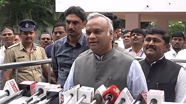 'ಗೃಹ ಇಲಾಖೆ ನಡೆಸುವುದು ಹೇಗೆಂದು ಅಮಿತ್ ಶಾ ಕರ್ನಾಟಕವನ್ನು ನೋಡಿ ಕಲಿಯಲಿ; ಪ್ರಧಾನಿಗೆ ಭಯ ಏಕೆ'?: ಪ್ರಿಯಾಂಕ್ ಖರ್ಗೆ; Video